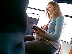 Sirvienta videos xxx travestis sexy está haciendo un trabajo perfecto
