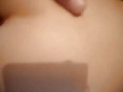 Nena linda Nicolette Love complaciendo a un afortunado en poro gratis el coche