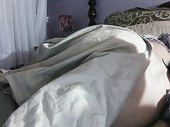 Tres veopornogratisxxx europeas follando con arnés en la cama