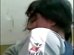 Joven zorra con medias de rejilla sirve la polla de bideosporno Mick en POV