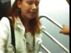 Milf pelirroja hábil chupa la polla de su hijastro en el baño mujeres mayores xxx
