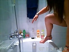 Adolescente flaca Mackenzie Moss follada por su madrastra servi pirno en la cama